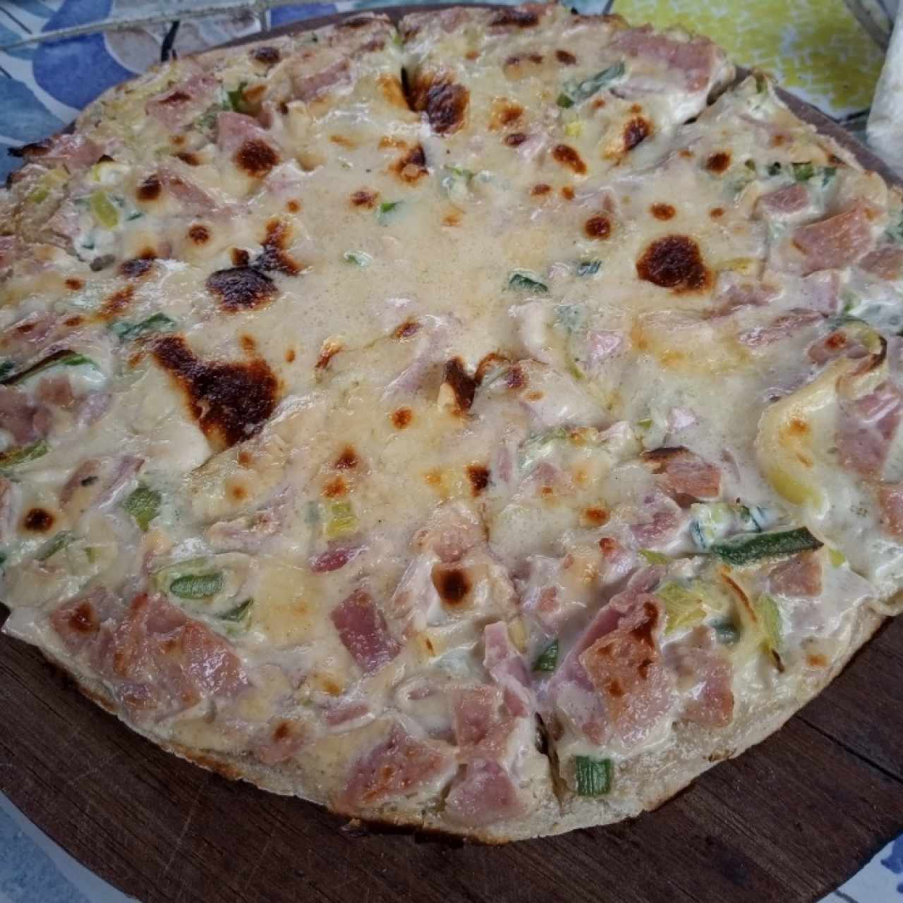 pizza blanca de jamón con ajoporro