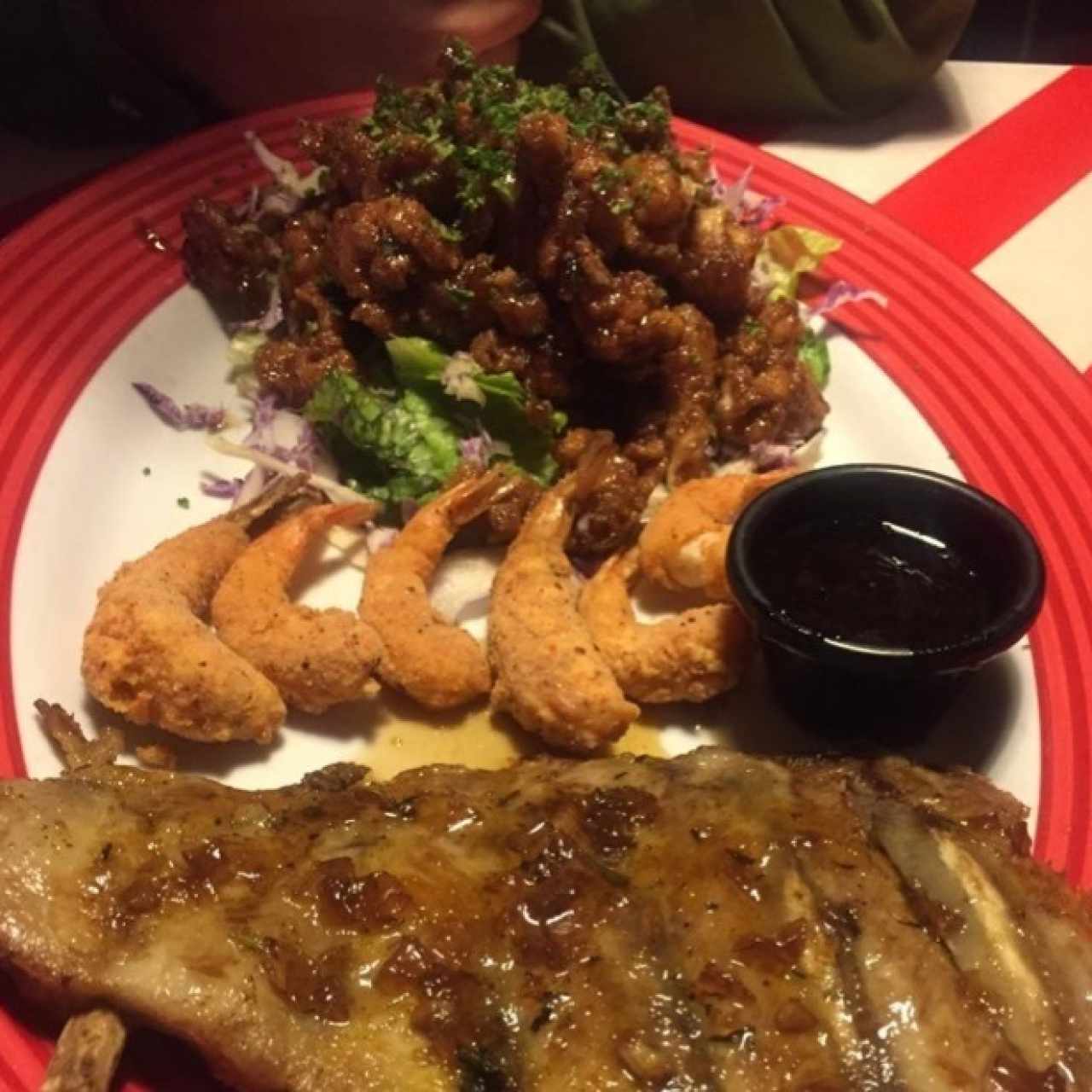 Costillas, camarones y pollo en salsa Jack Daniel's