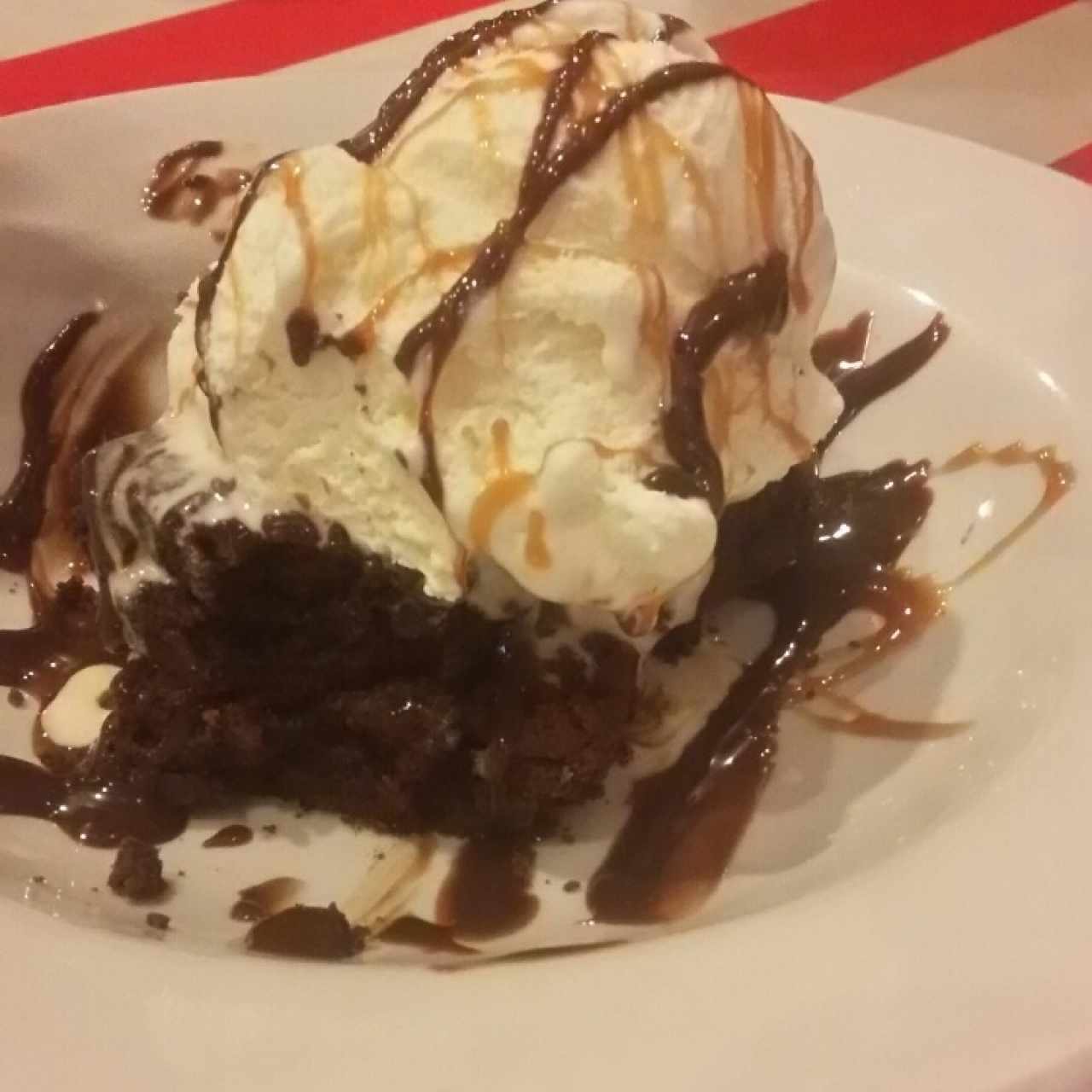 Brownie con helado 