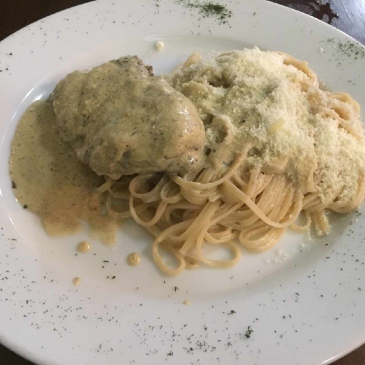 Lomito 2 Pimientas, con Pasta Alfredo, el mejor plato del local, excelente..!