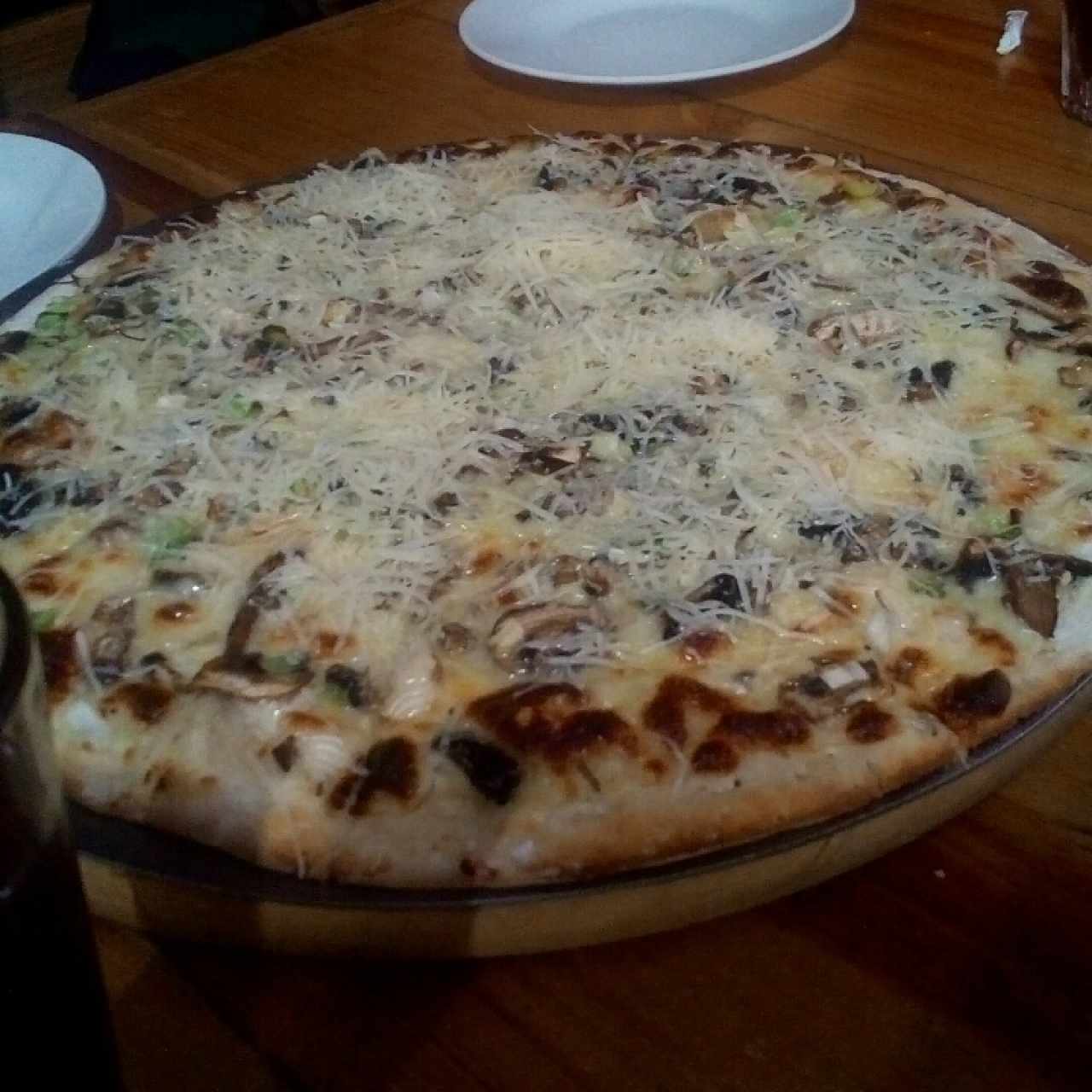 Pizza con queso amarillo y champiñones