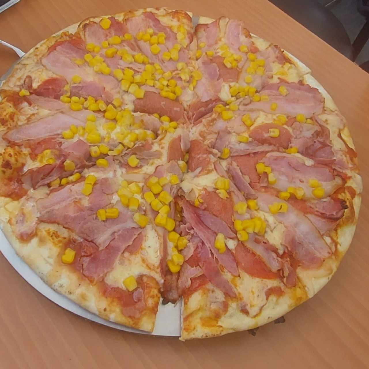 Pizza peperoni con tocineta y maíz 