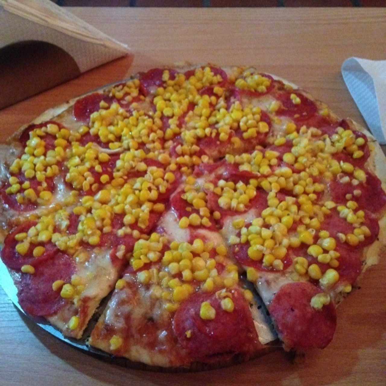 Pizza de pepperoni con extra de maíz