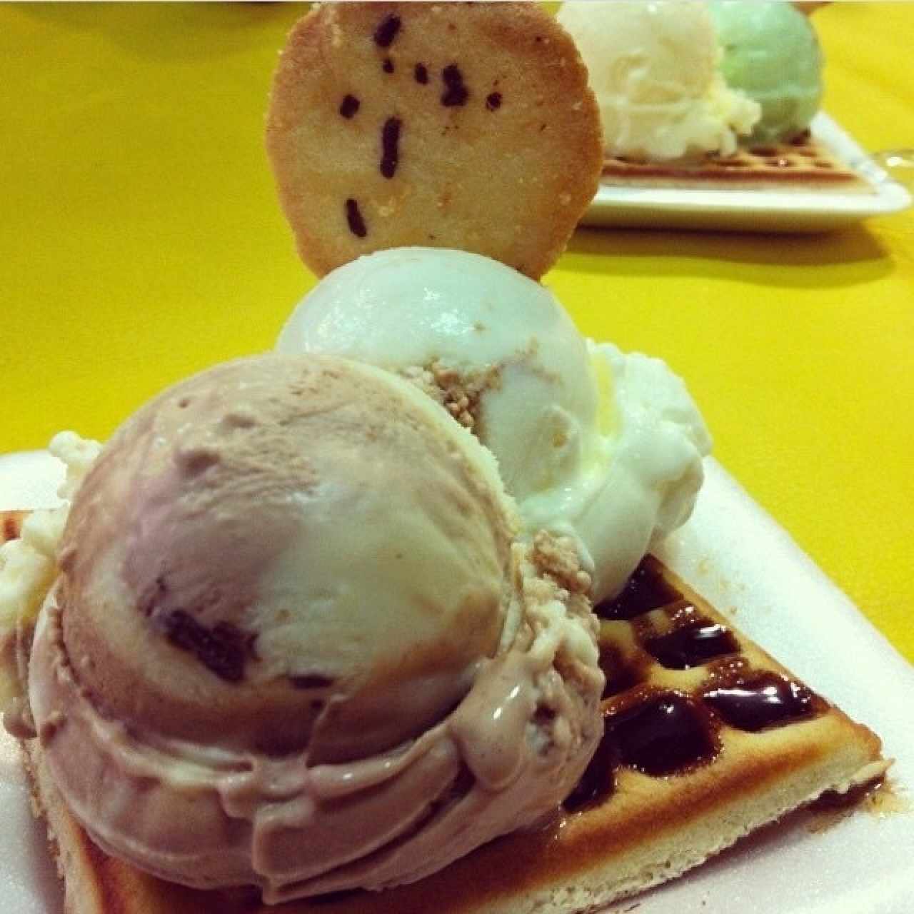 helado de tiramisú y mojito de parchita con chocolate