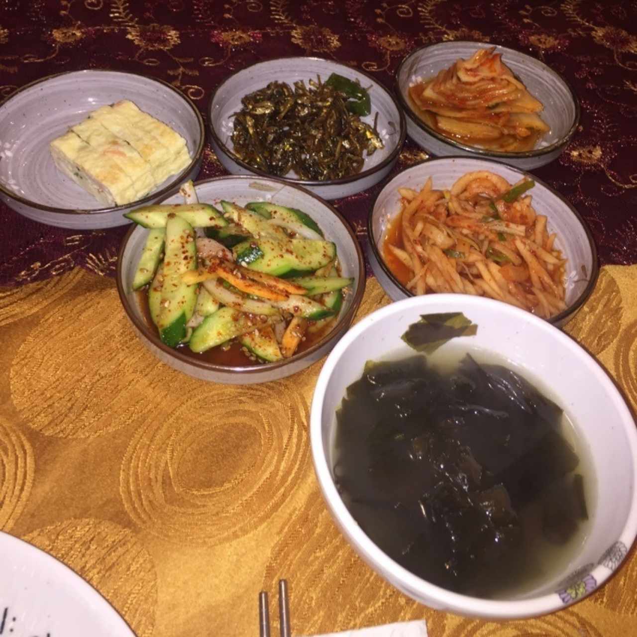 tortilla koreana, sopa de algas, nabo picante, kimchi y anchoas caramelizadas
