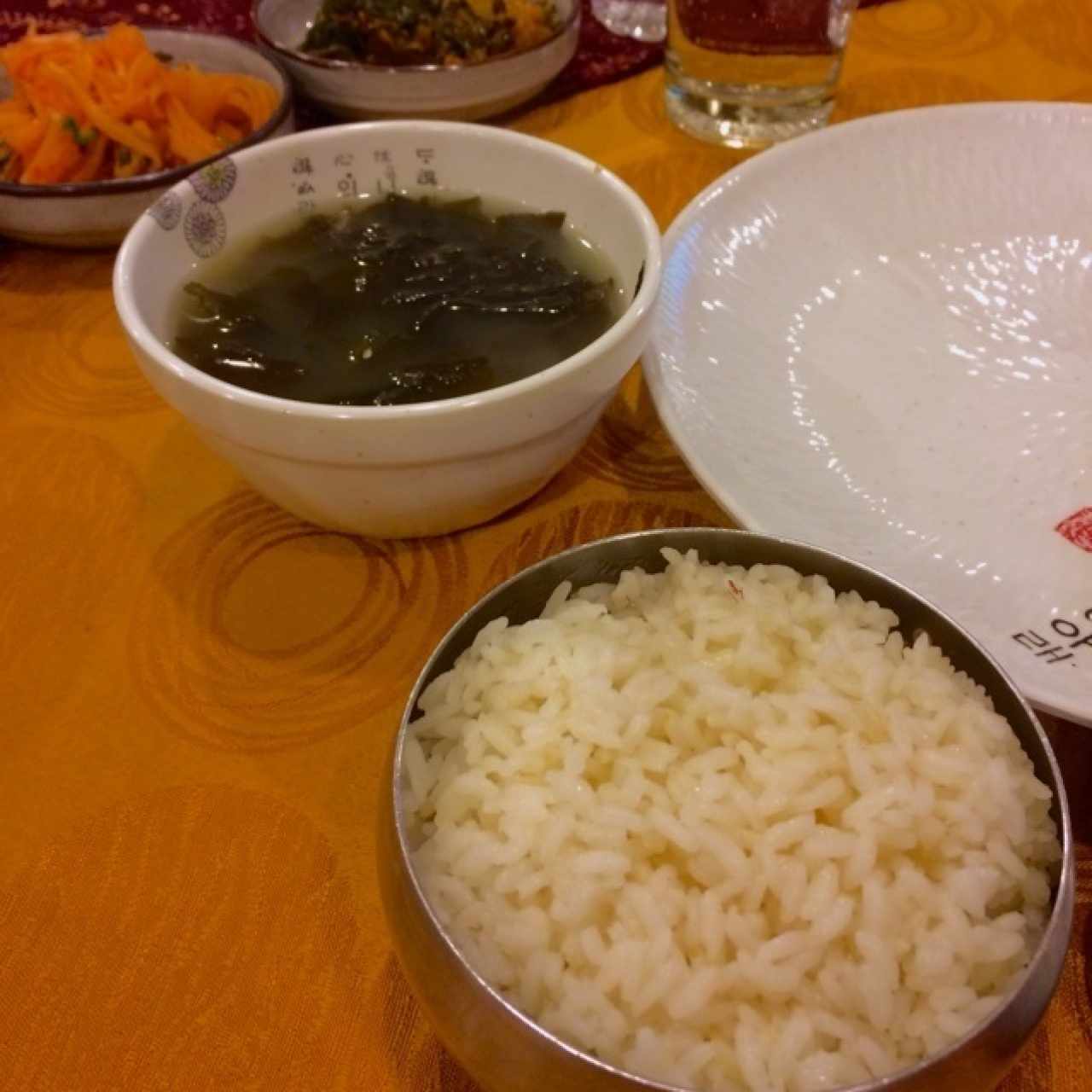 Sopa de algas y arroz blanco. Son platos de acompañamiento.