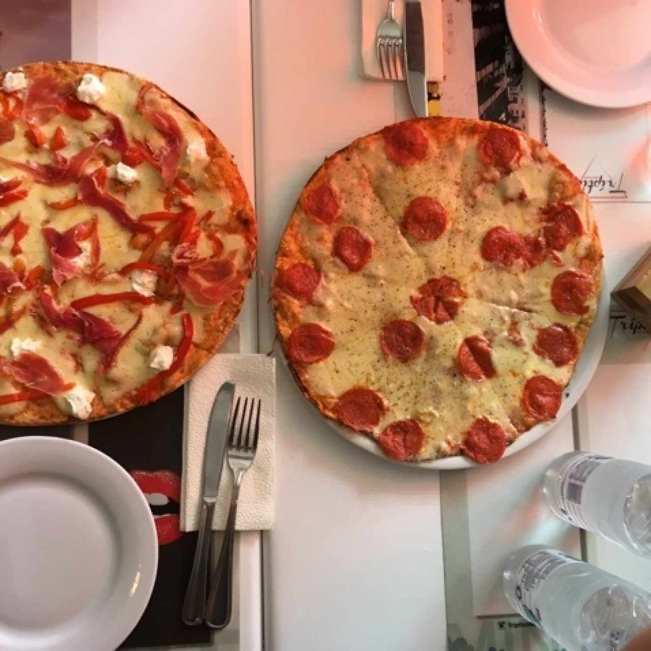 pizza de pepperoni y pizza de jamon serrano