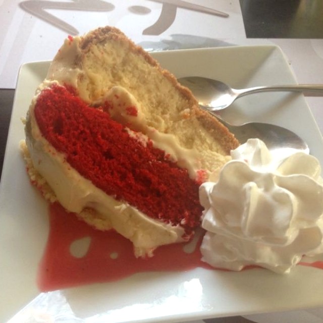 Red velvet cheesecake 