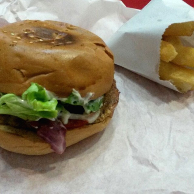Hamburger de pollo con yuca frita y salsas ketchup y tartara