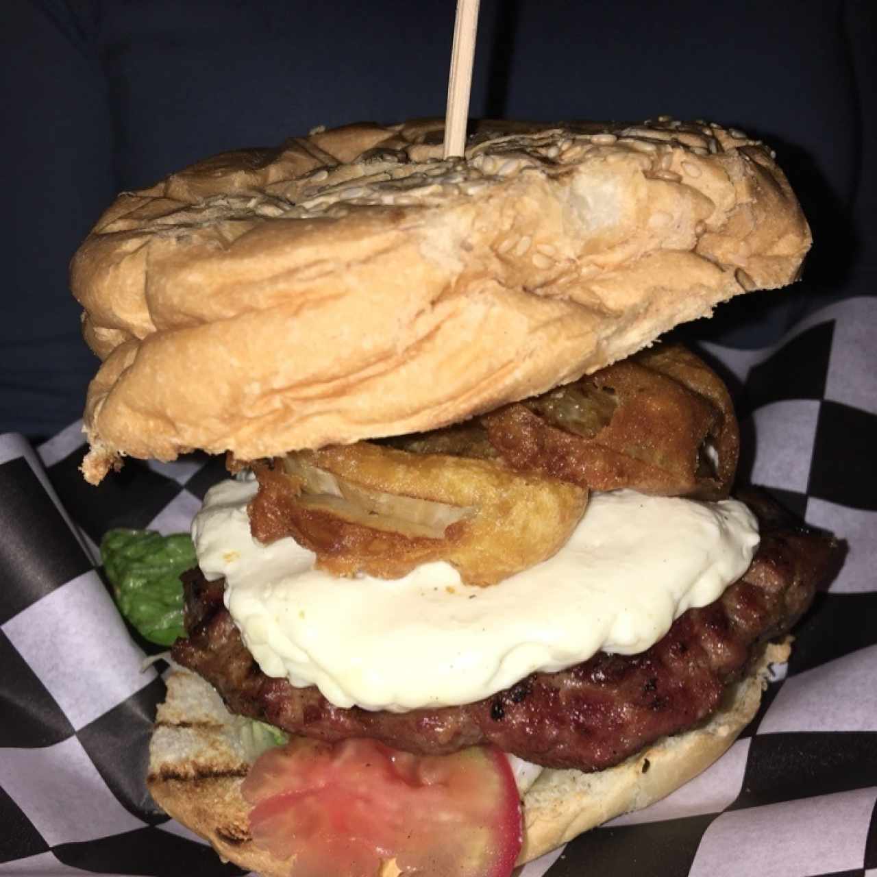 Hamburguesa Philadelphia (personalizacion: se le quito pimentones caramelizados y se le canbió por aros de cebolla)