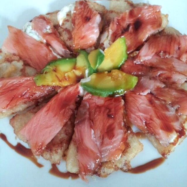 Pizza de sushi con salmón