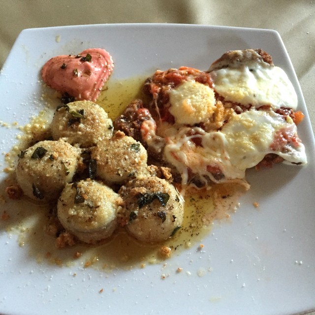Scaloppina de lomito pizzaiola acompañada de gnocchi de papa con relleno de ciruela y un gnocchi de auyma por el dia de los enamorados