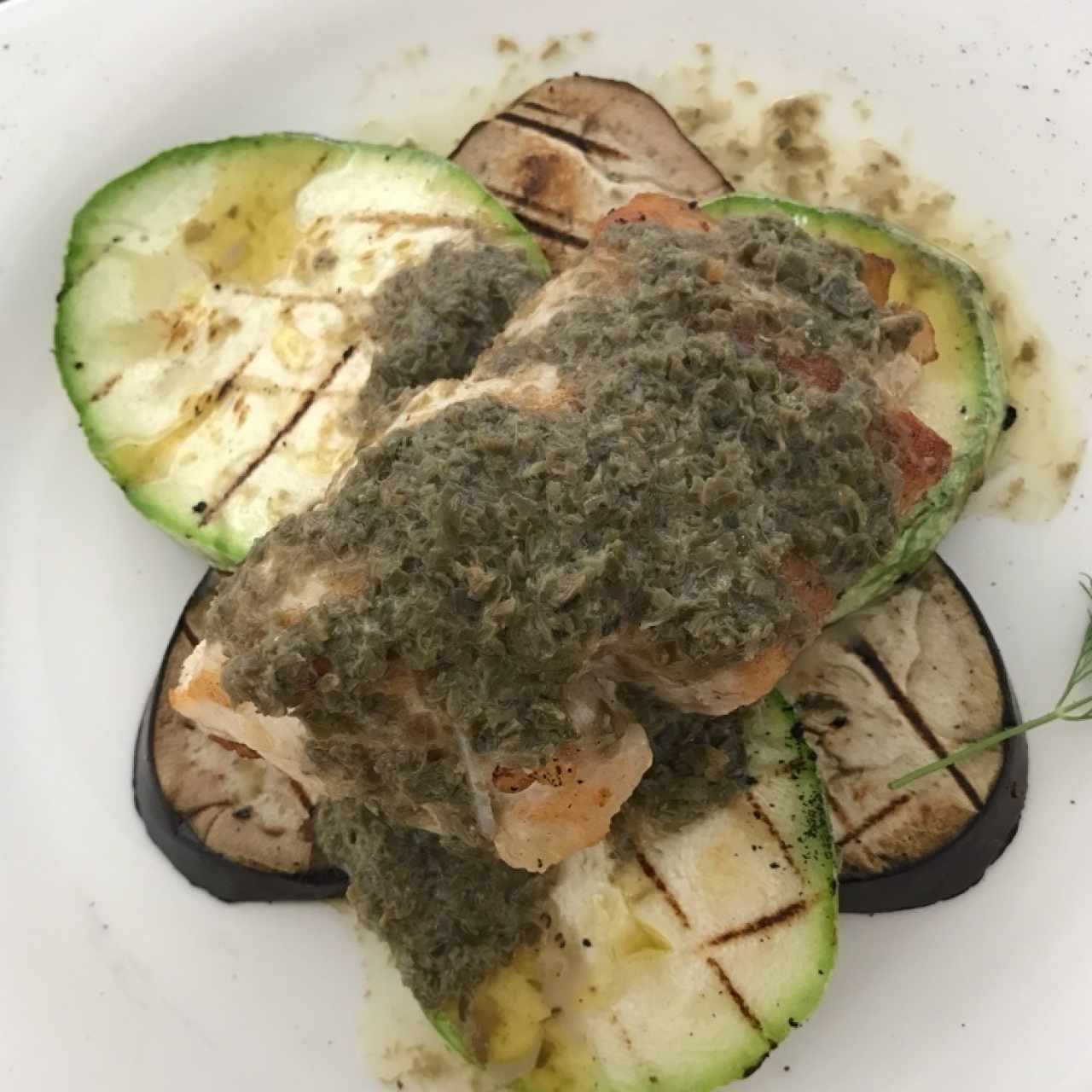 pescado del dia con salsa de alcaparras y vegetales al grill