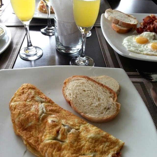 Omelete y mimosa