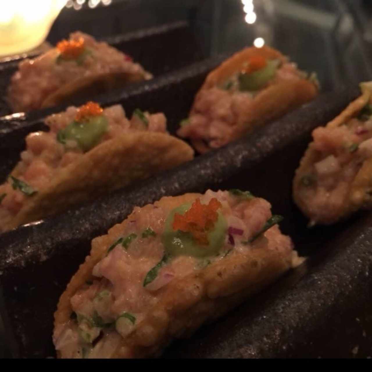 Mini tacos spice tuna y salmón 