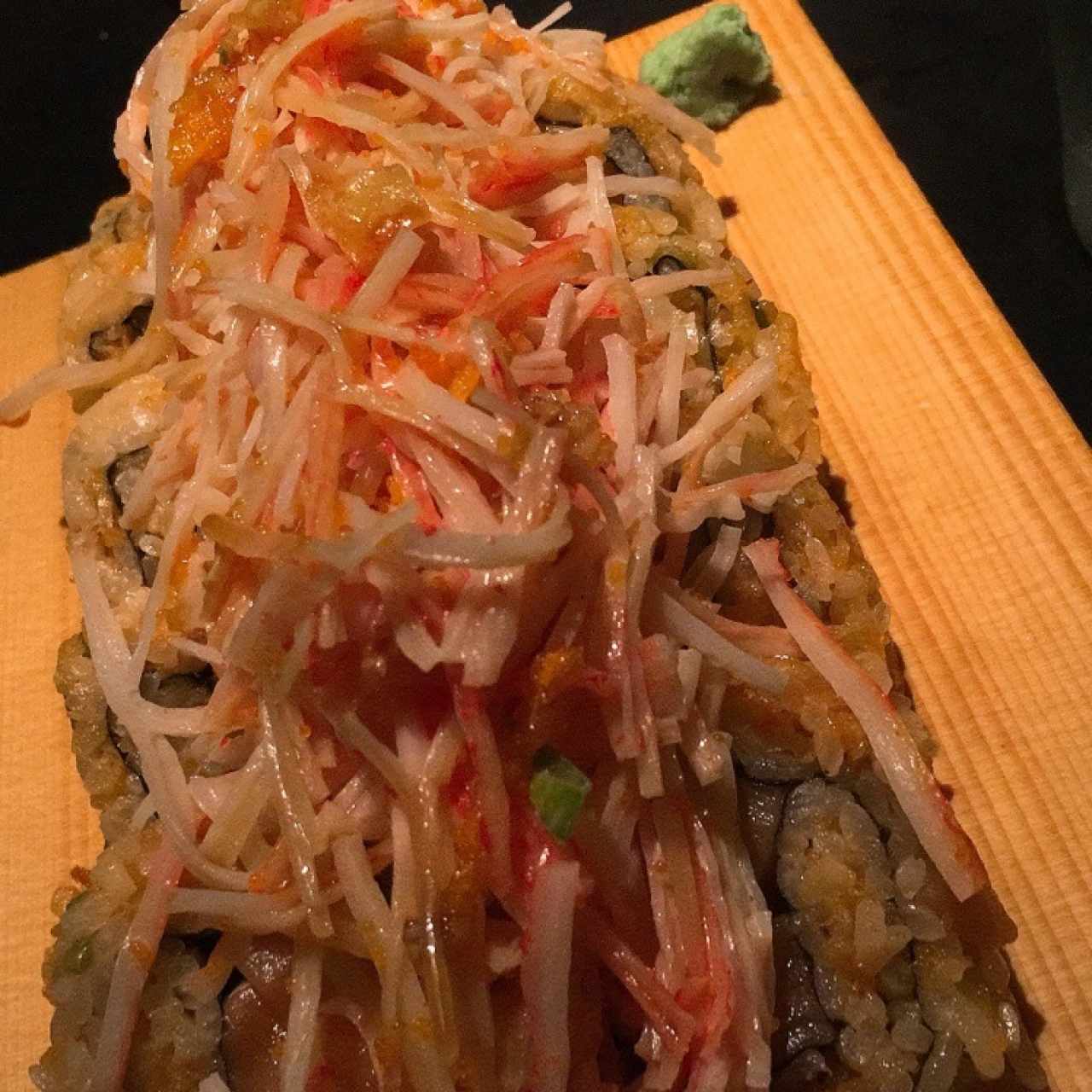 Alaska Roll (crunch tempura dentro del arroz) +topping de dinamita