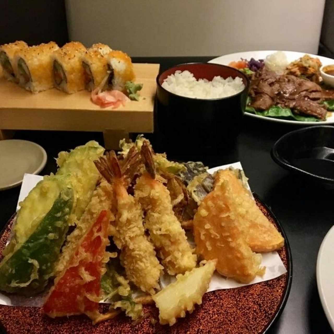 Disneyland Roll, plato tempura, carne coreana