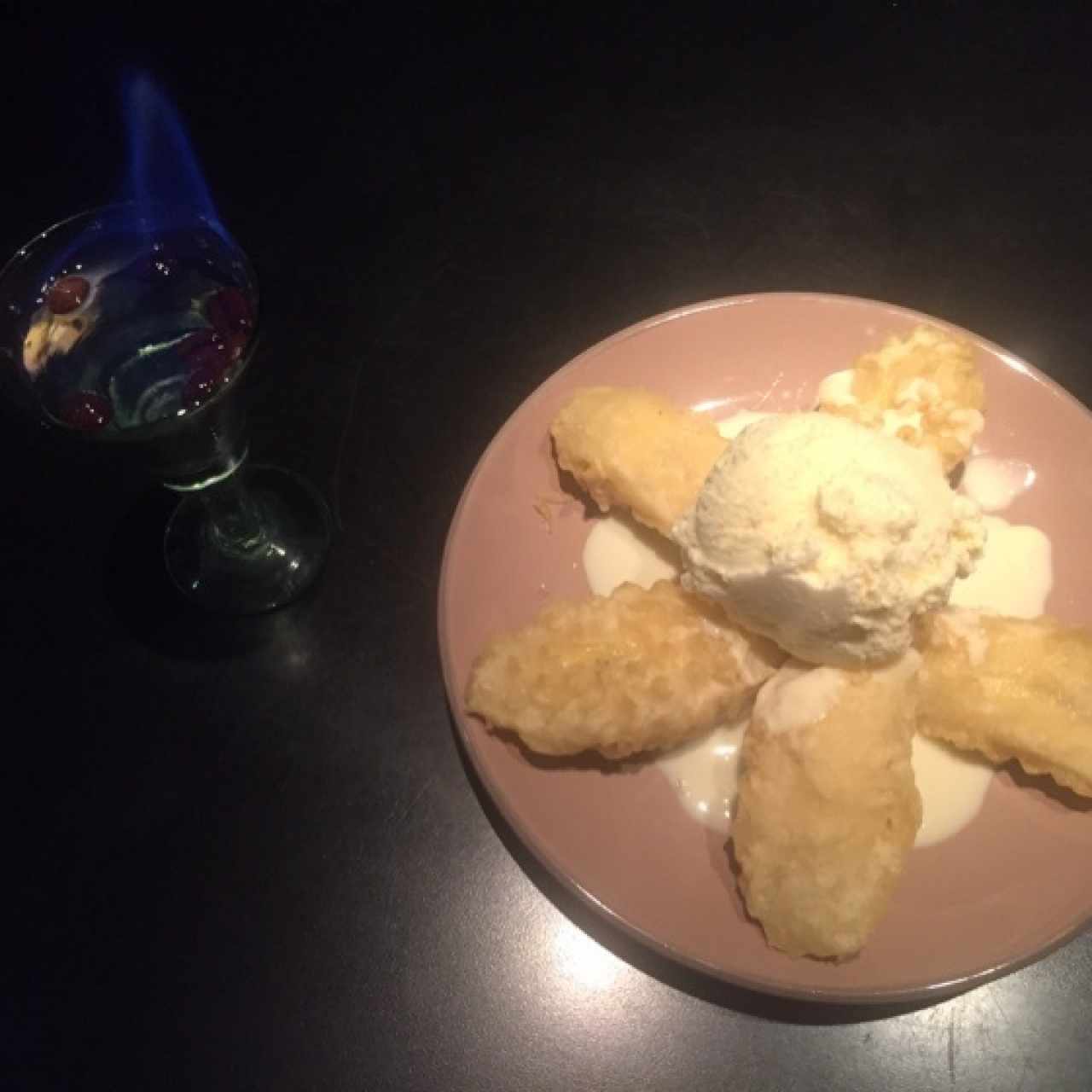 Banana tempura con helado de mantecado y sambuca
