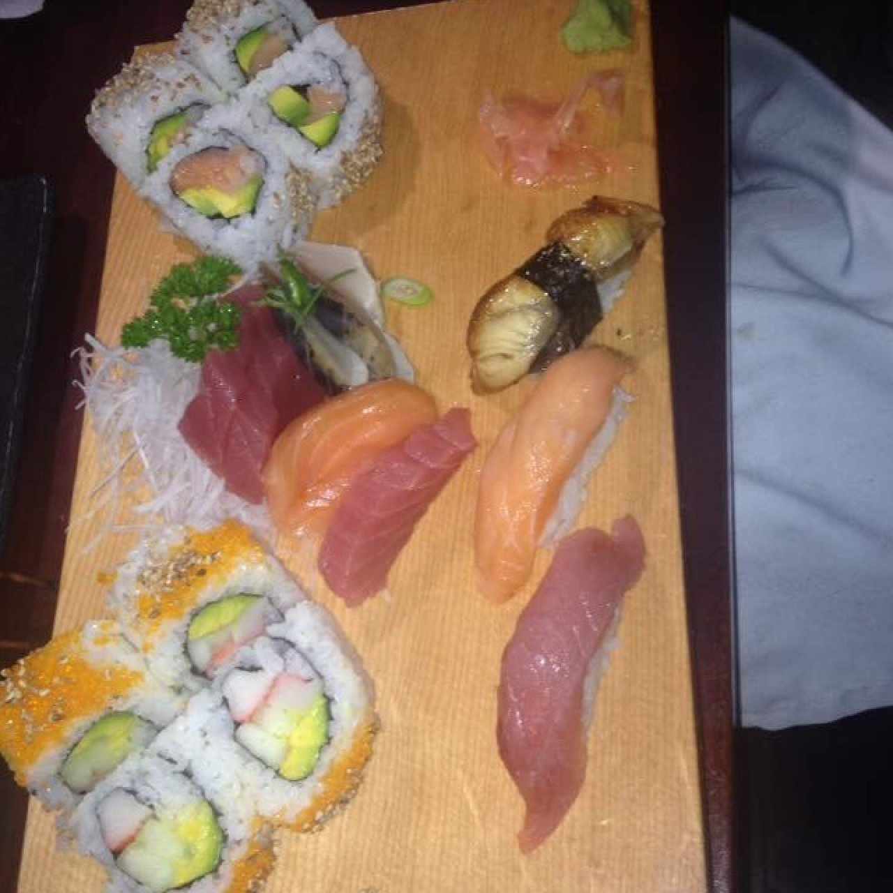 Sushi Sashimi Moriawase, Medio Alaska, Medio California, Sashimi de Salmon, Atun y Pescado Blanco, Niguiri de Atun, Salmon y Anguila, Wasabe y Jengibre 