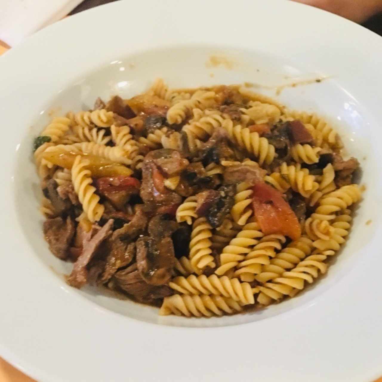 fusiles con carne, tomate, berenjena y albahaca aglio e olio