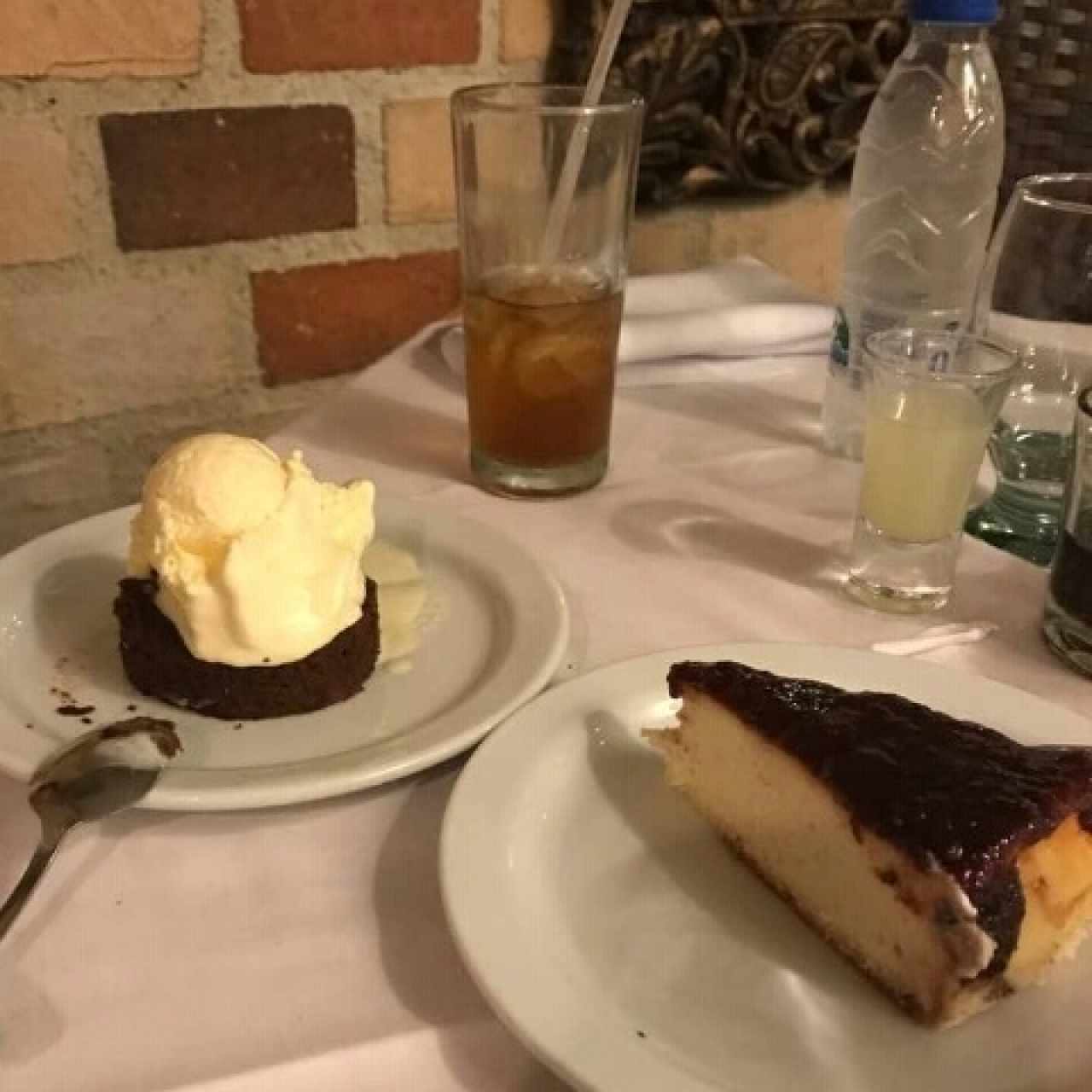 Brownie con helado y Cheese cake 