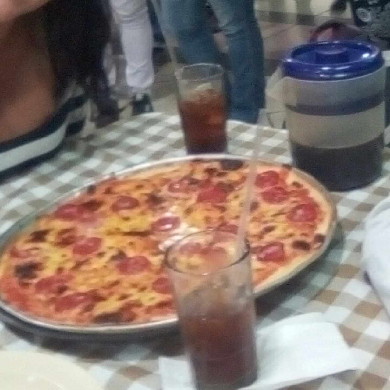 pizza con peperoni y jarra de nestea pequeña