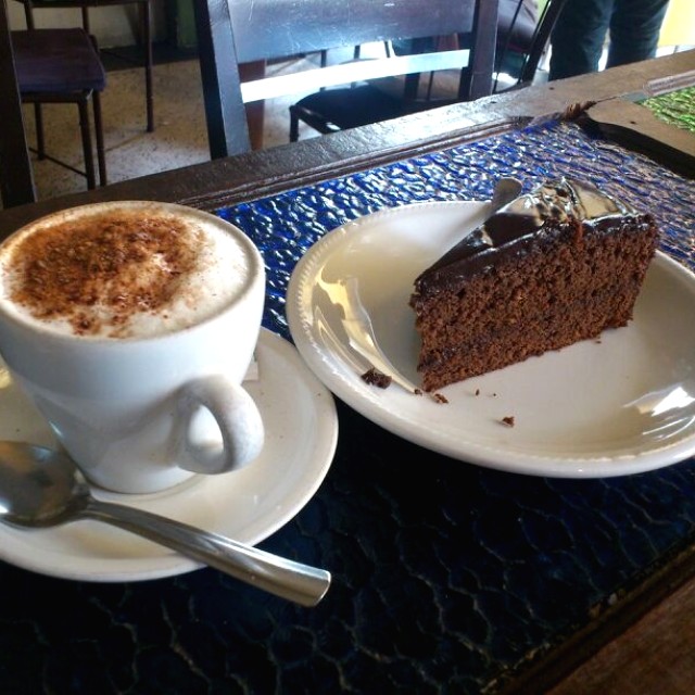 Café normal grande con torta de chocolate