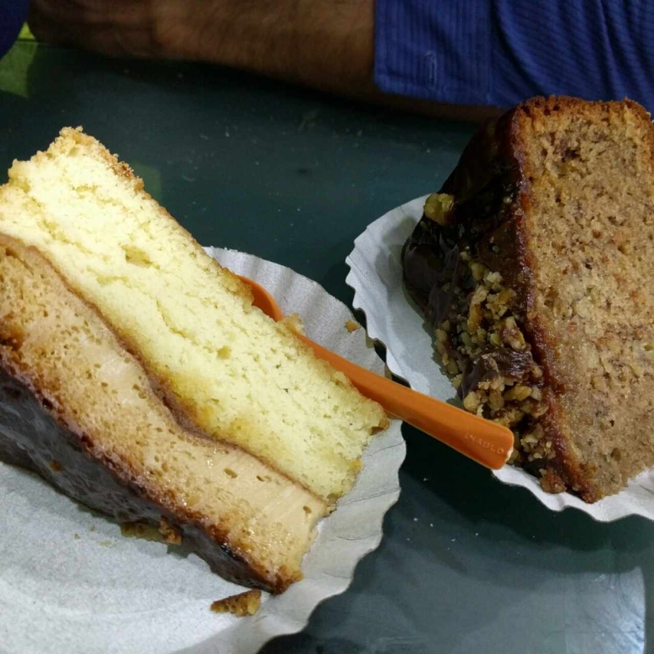 Torta de quesillo (der) Torta de Nueces, Chocolate y Cambur (izq)