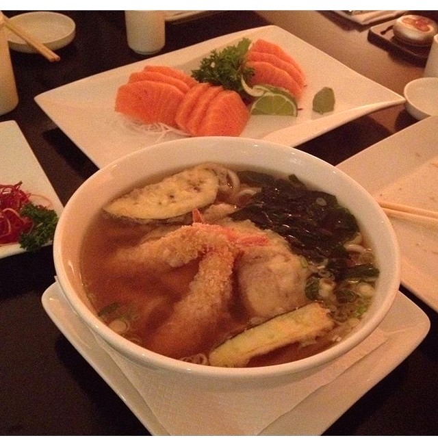 Sopa Udon y sashimi de salmón