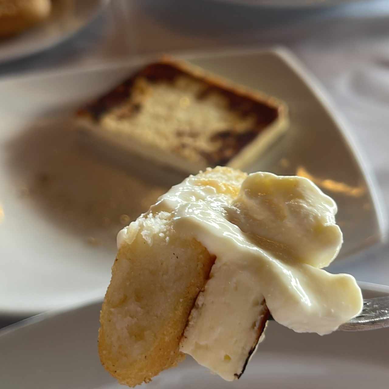Entrada de arepitas, queso blanco a la plancha y nata. 