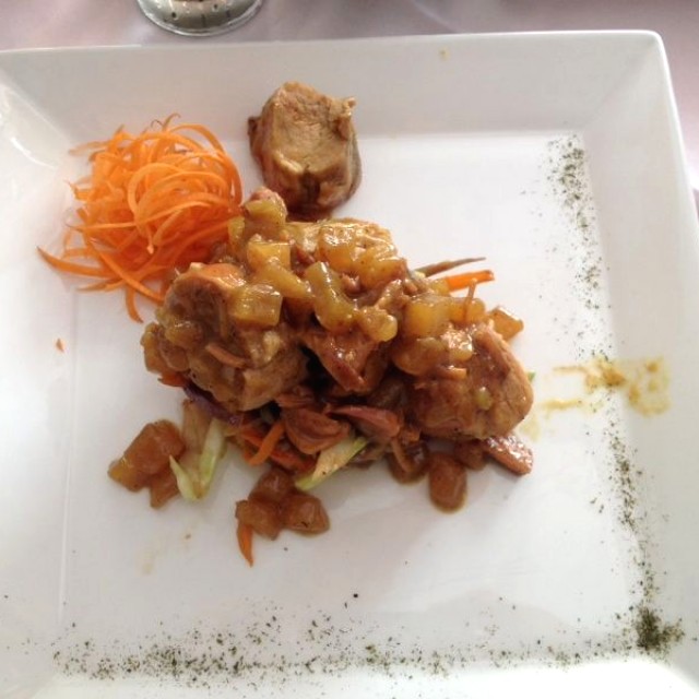 Lomo de cerdo con salsa de piña y vegetales