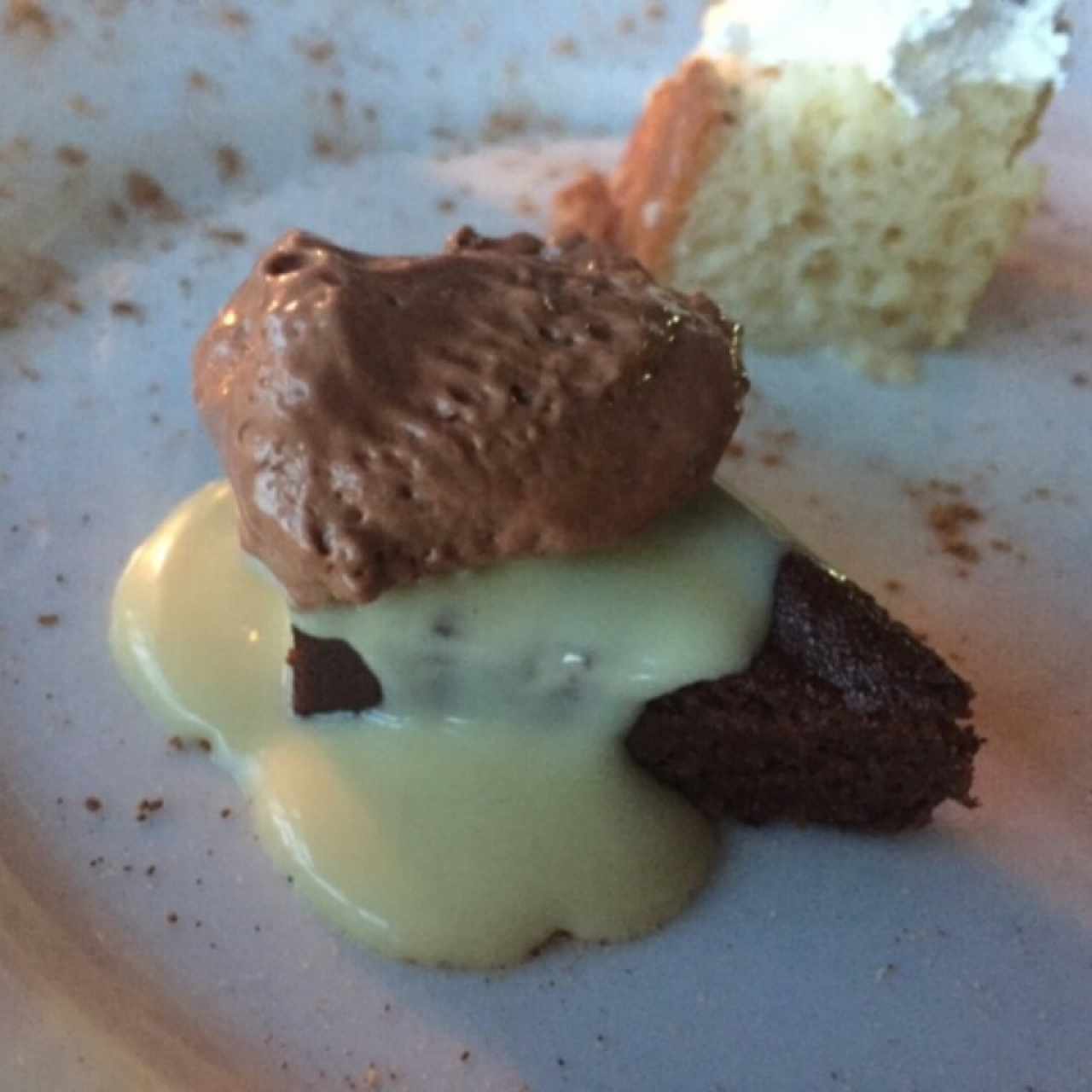 Mini brownie con mousse de chocolate y chocolate blanco