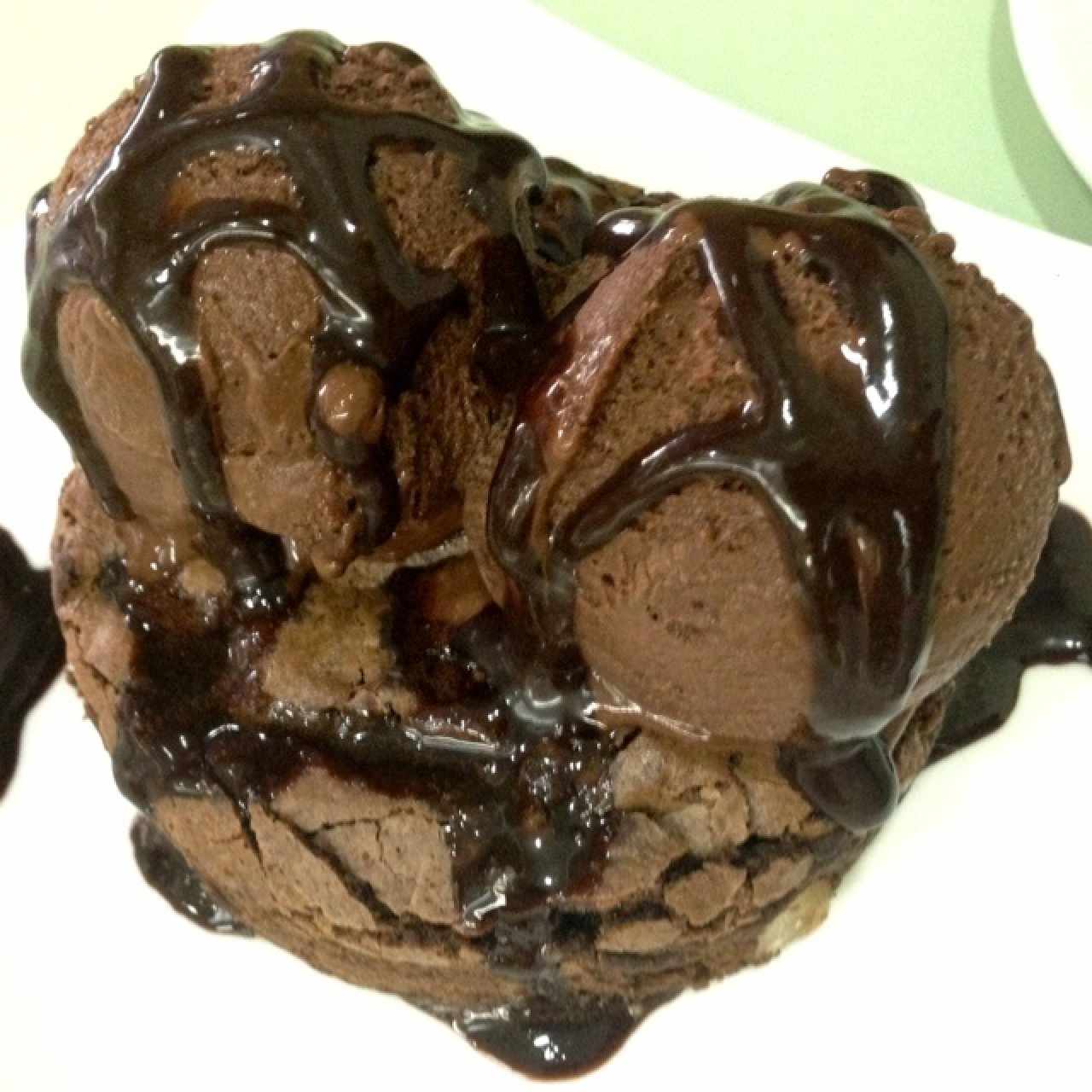Brownie y helado de chocolate aromatizado con sarrapia...para chocolate lovers