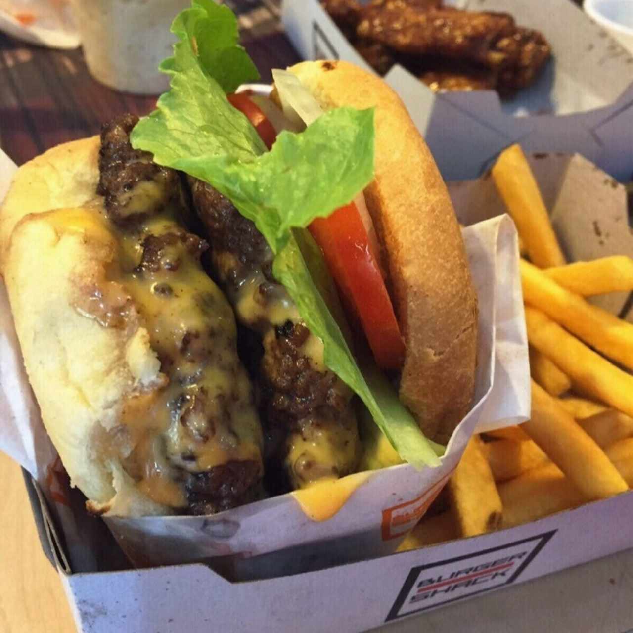 hamburguesa con doble carne + papas fritas