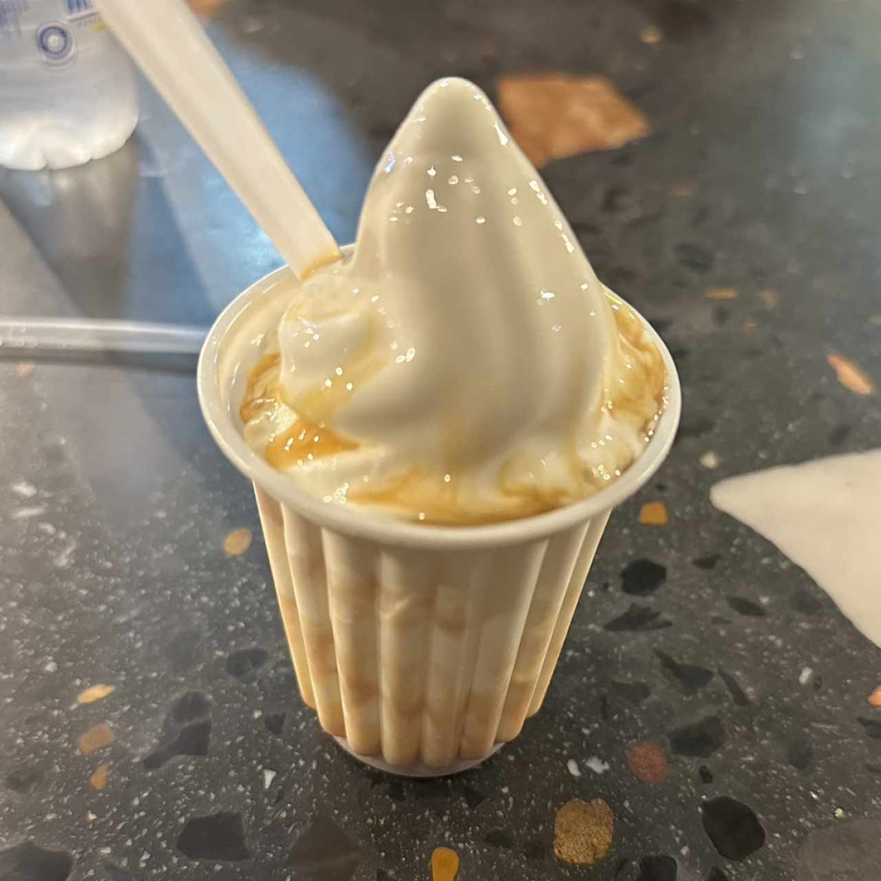 Sundae de mantecado con topping de caramelo