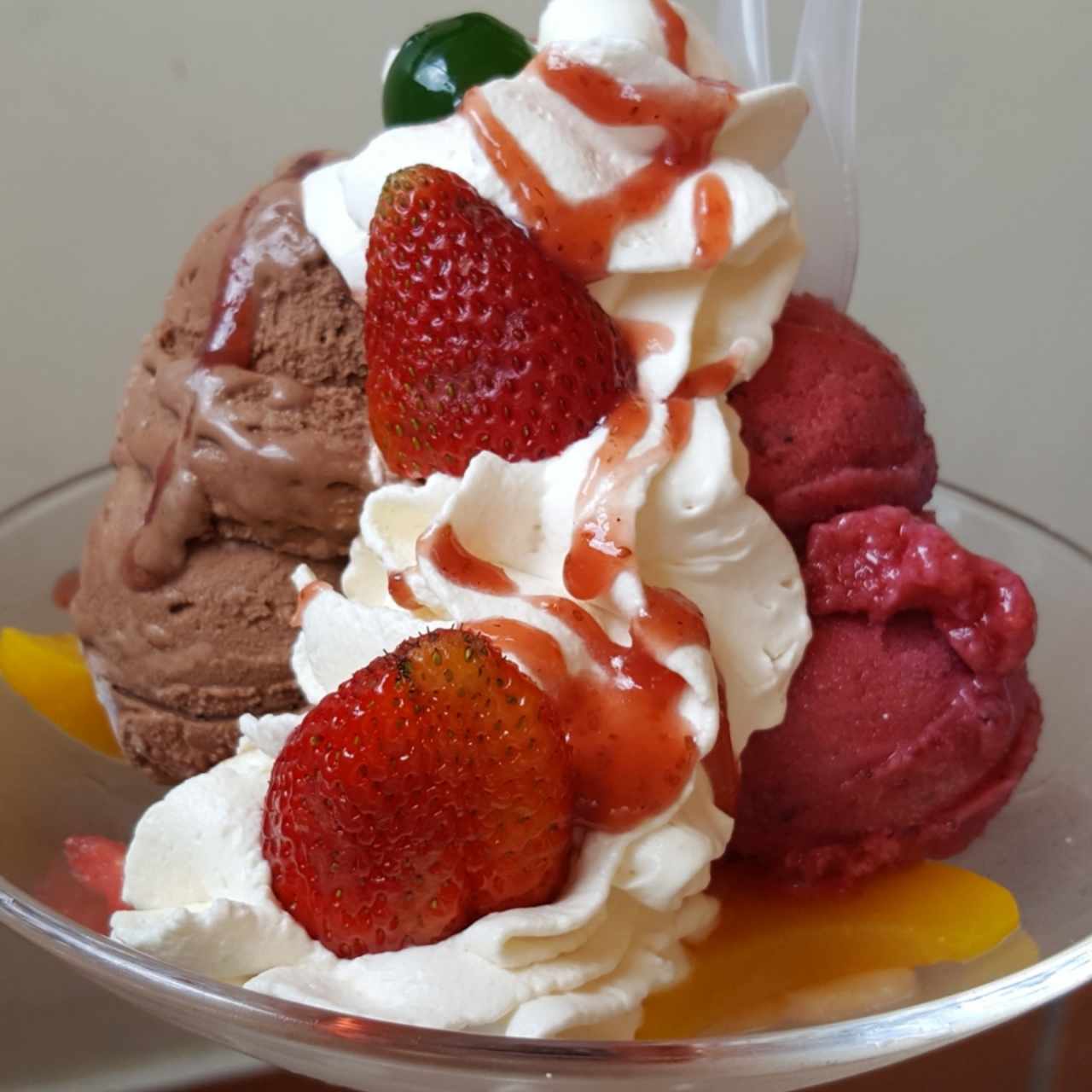copa de helado con frutas 