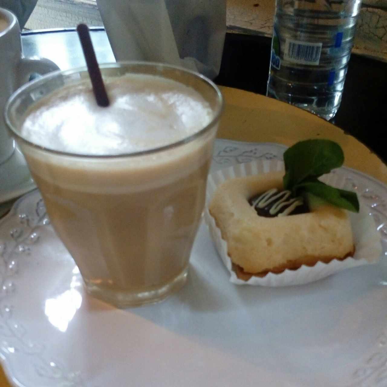 cheesecake de chocolate y cafe con leche