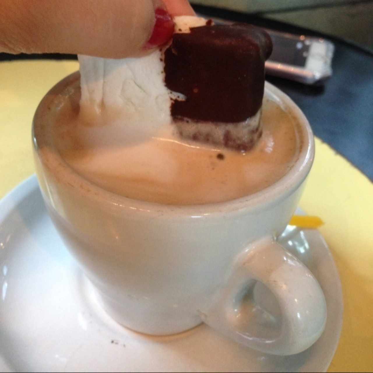 marshmallows con chocolate y café