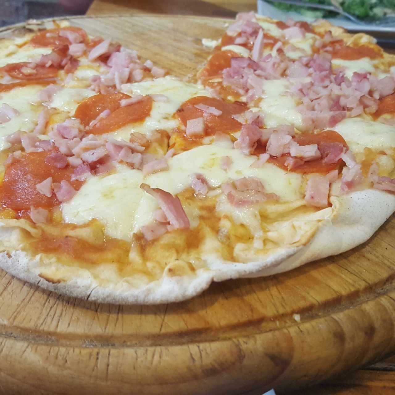 pizza con jamón y peperoni