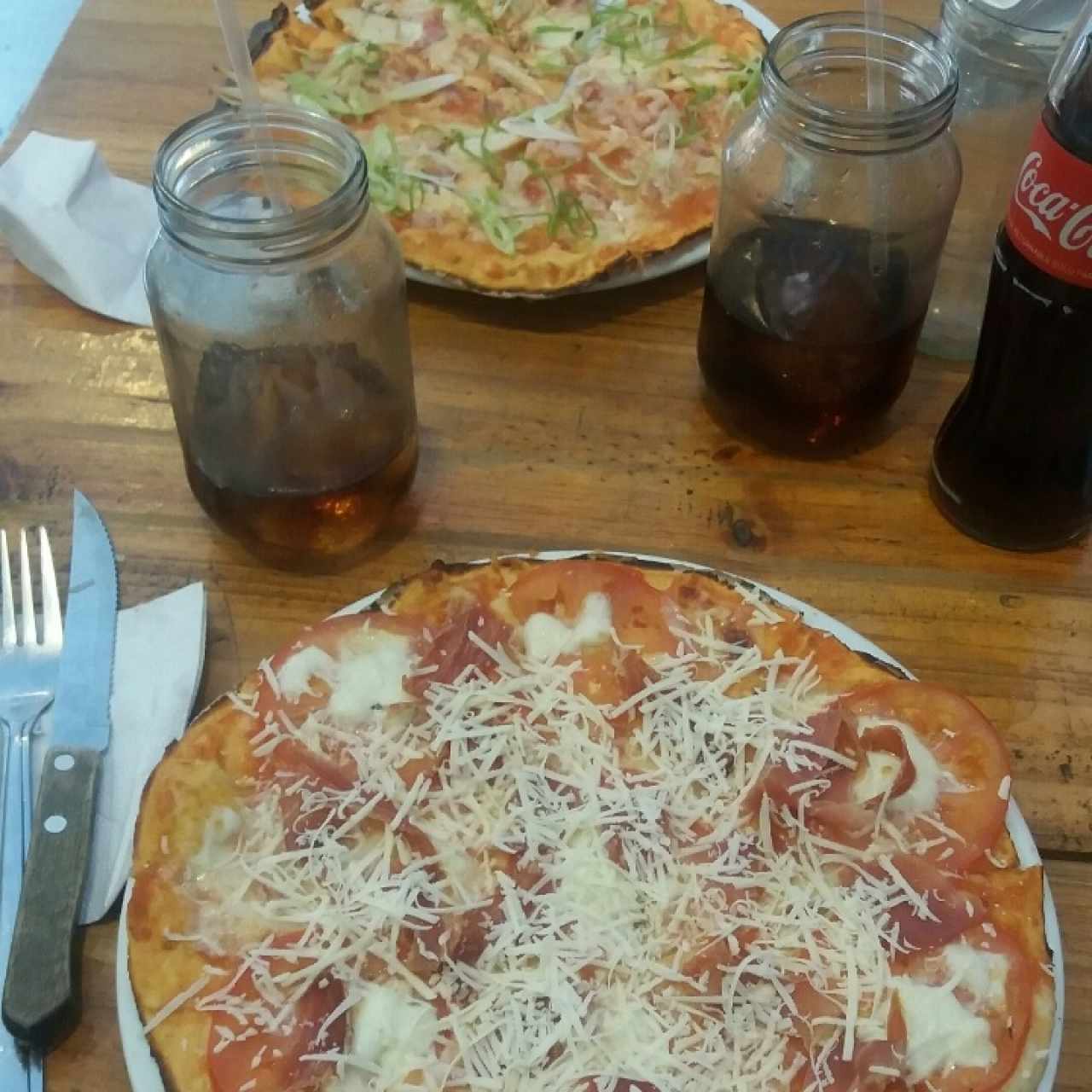 Pizza de la casa y de jamon Serrano 