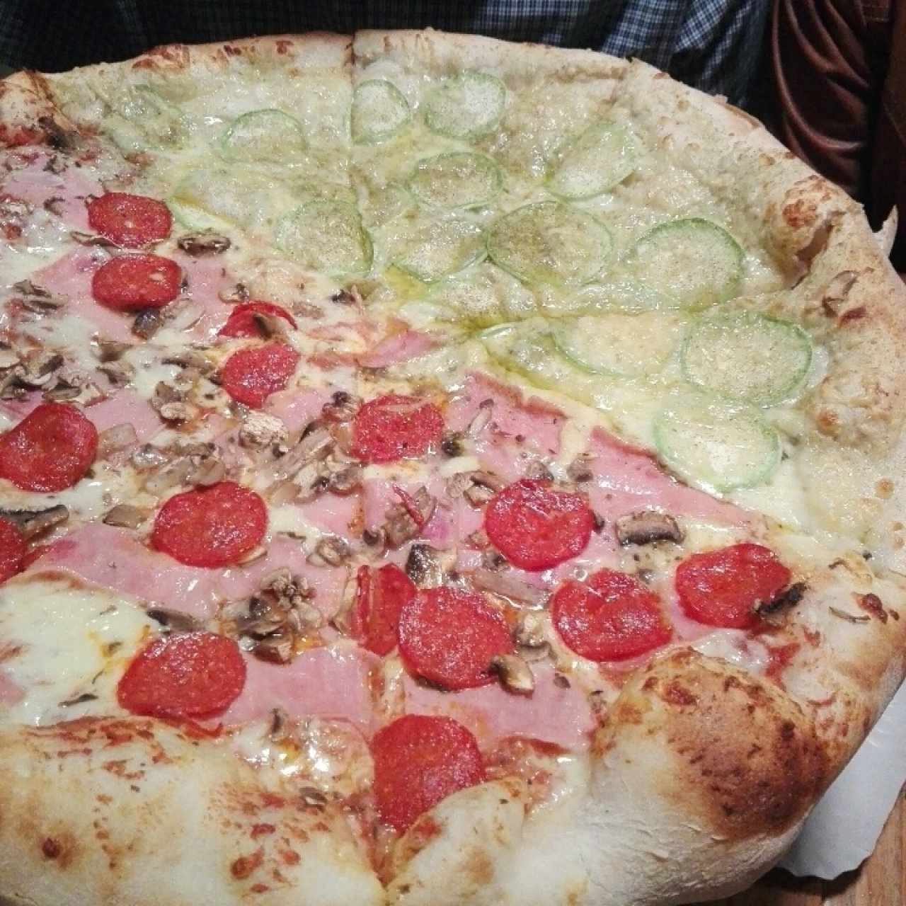 pizza de mitad peperonis y calabacín.