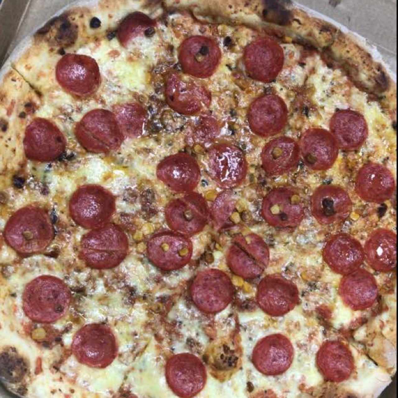 Pizza de Pepperoni con “EXTRA” de maiz