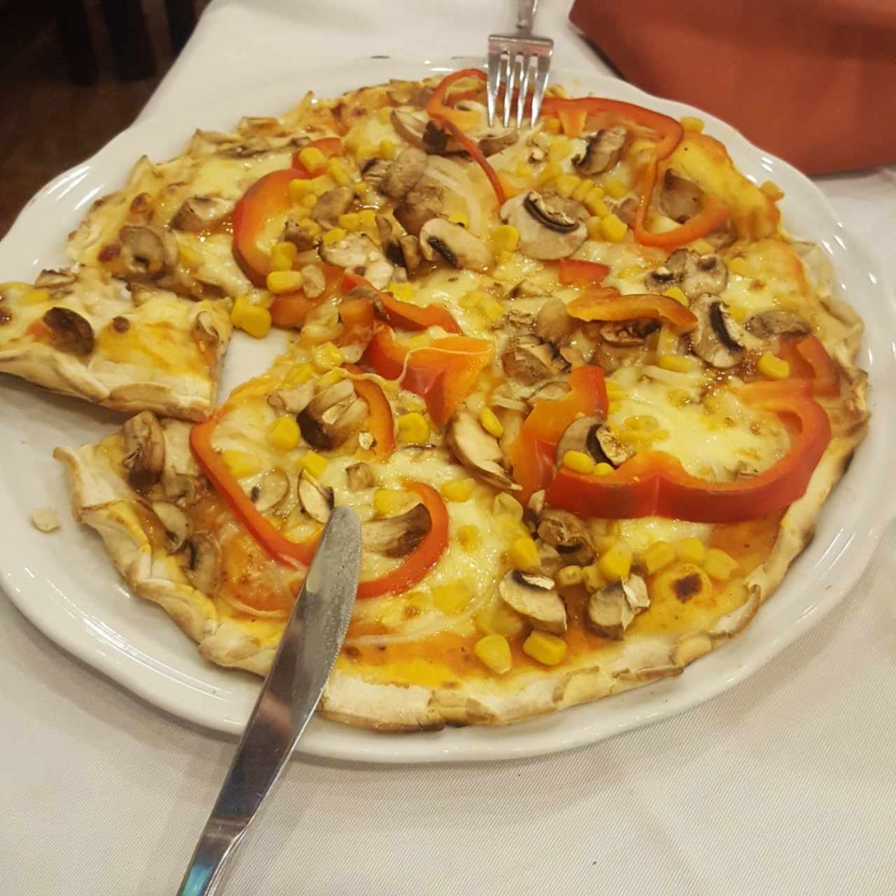 Pizza Vegetariana (Maíz, Champiñones, Cebolla,Tomate .. )