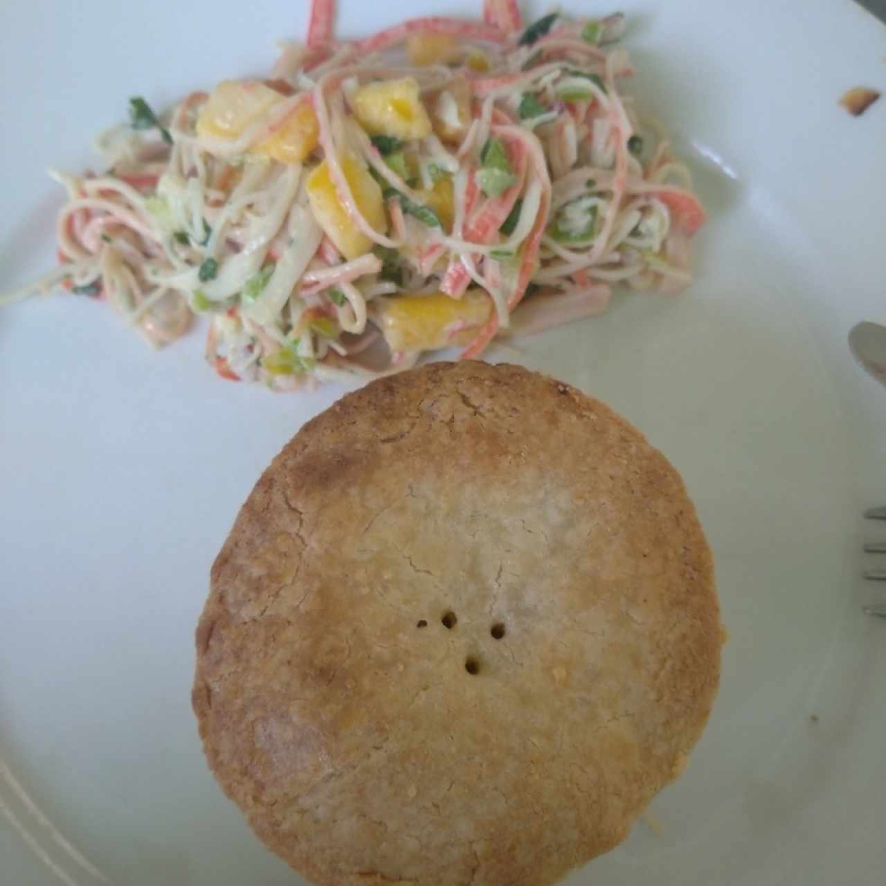 Polvorosa de Asado Negro con ensalada de cangrejo. 