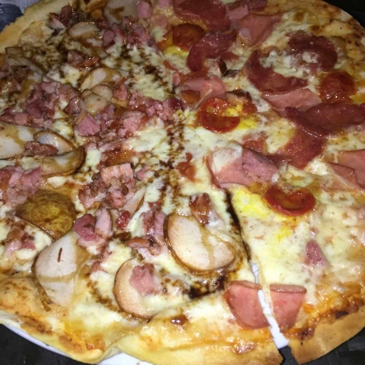 pizza pera e pancetta & cuatro carnes