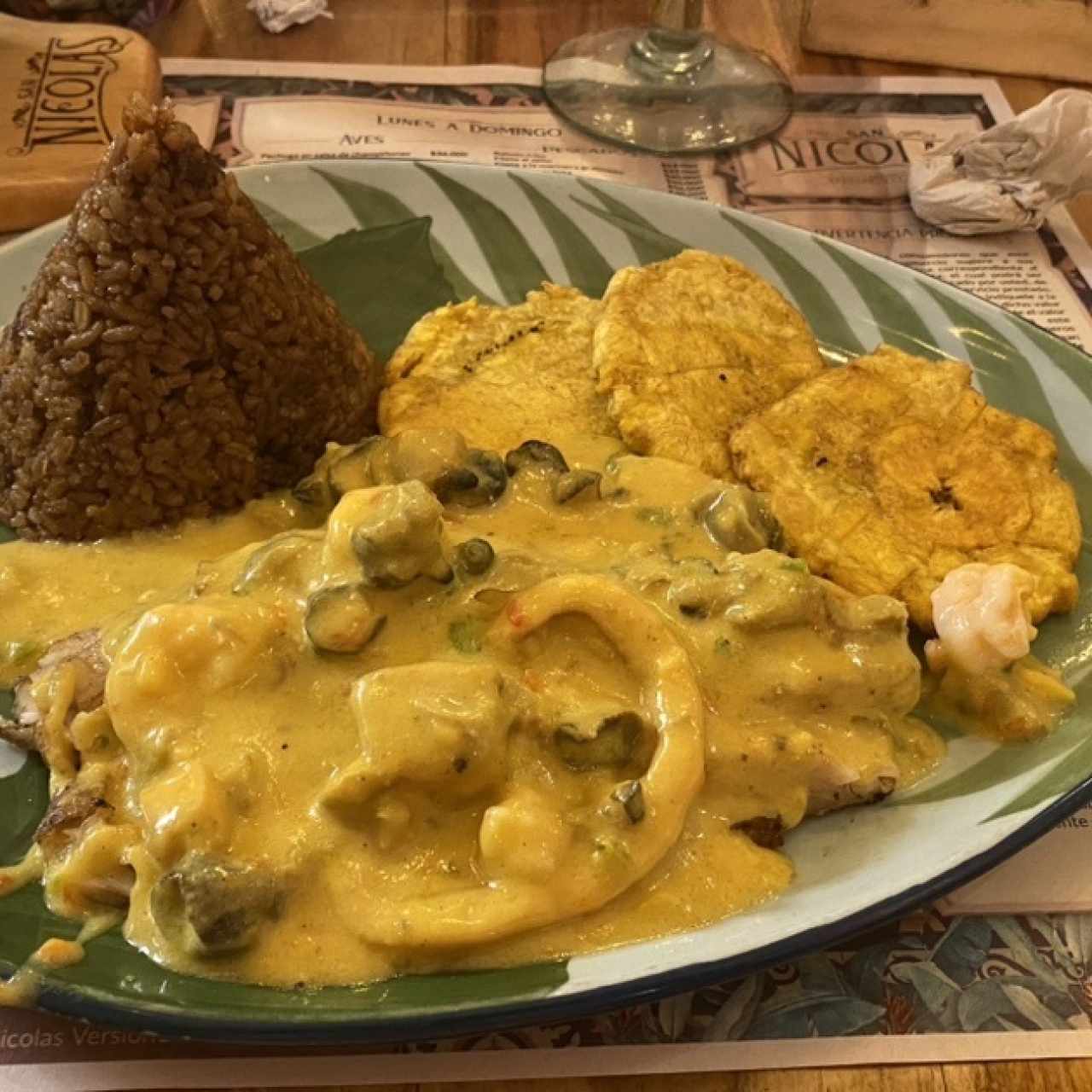 File de pescado estilo caribeño+ Platano, arroz con coco y sopa de pescado