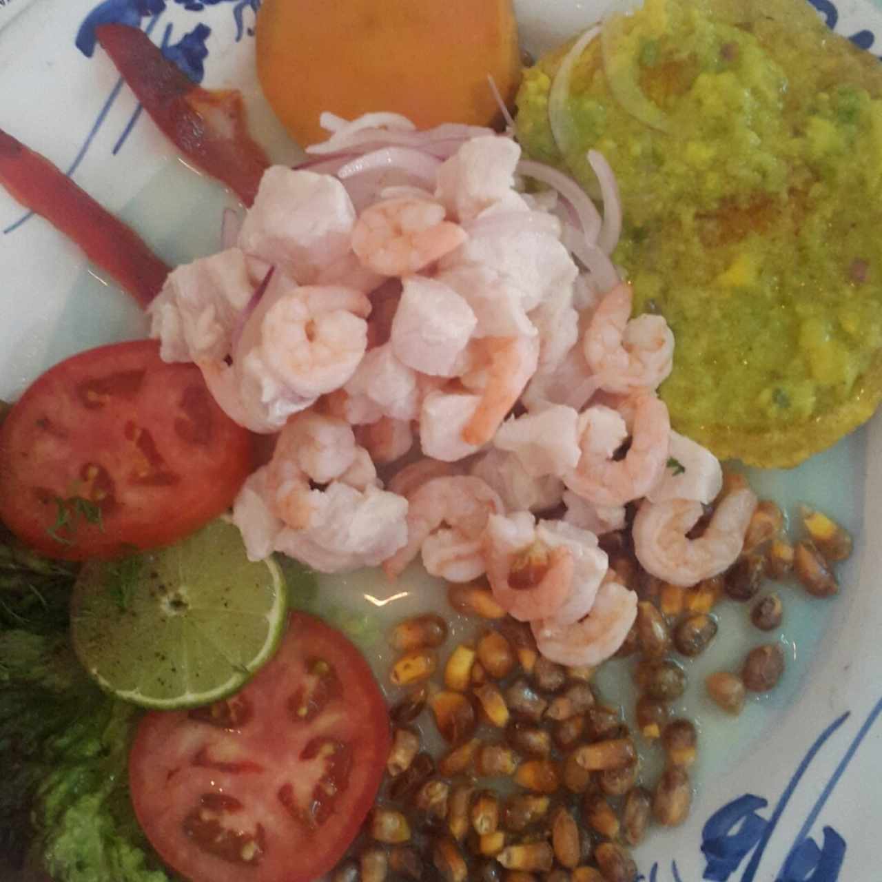 Ceviche peruano de pescado y camarón